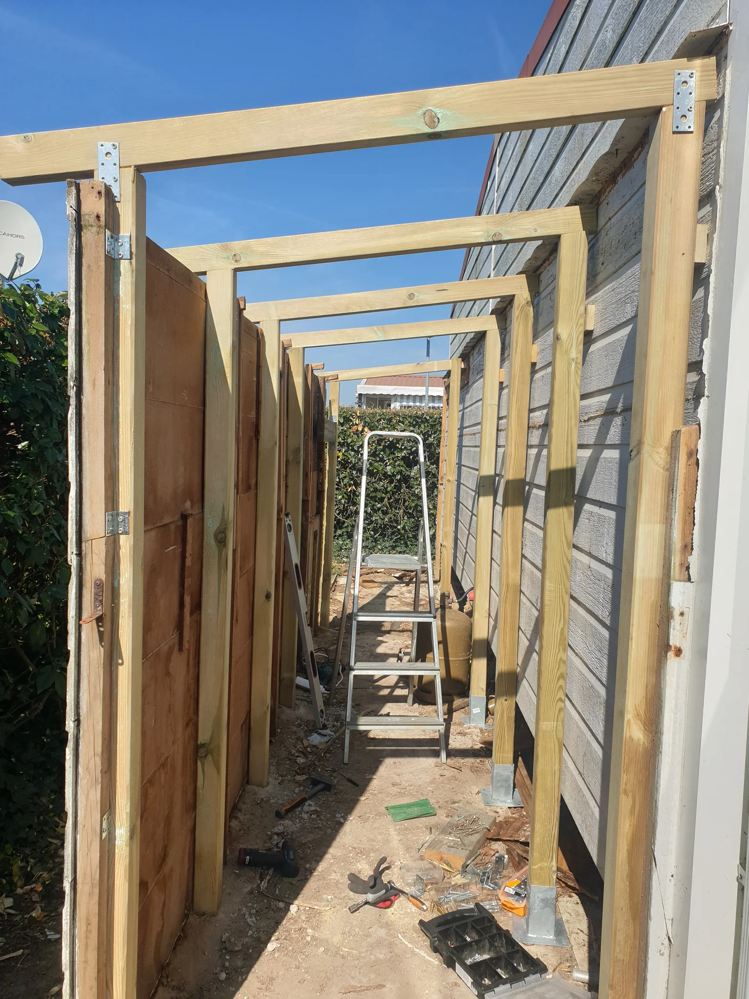 Ossature d'une structure sur mesure en cours de montage par ALLO JEREM
