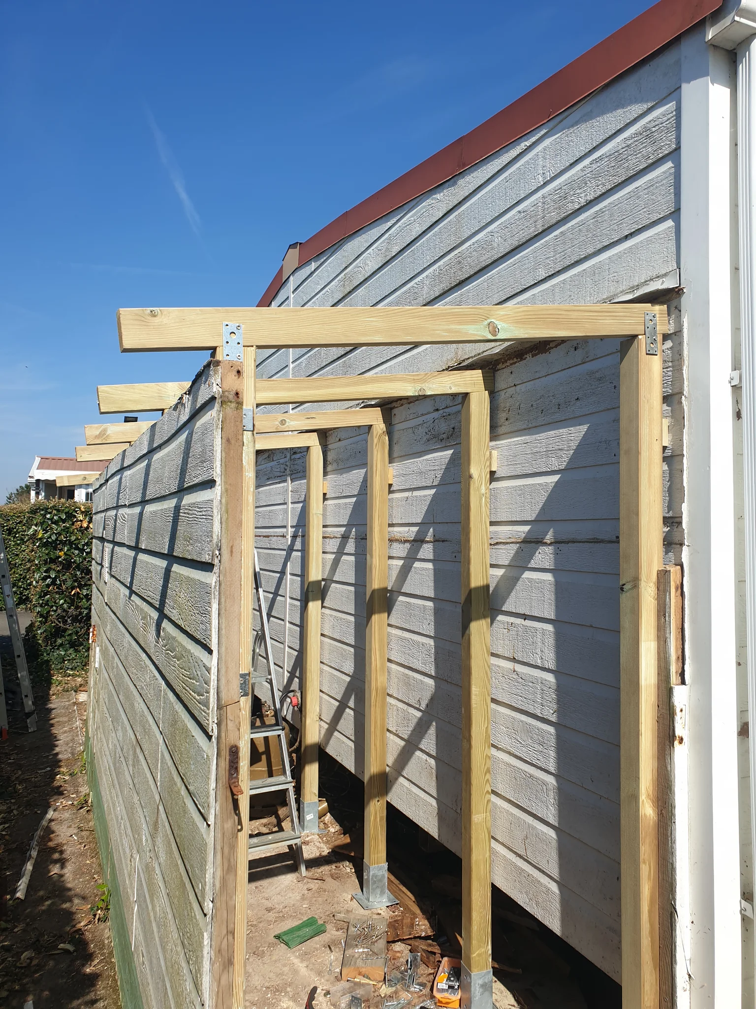 Montage d'une ossature sur mesure ajustée à la configuration du chantier