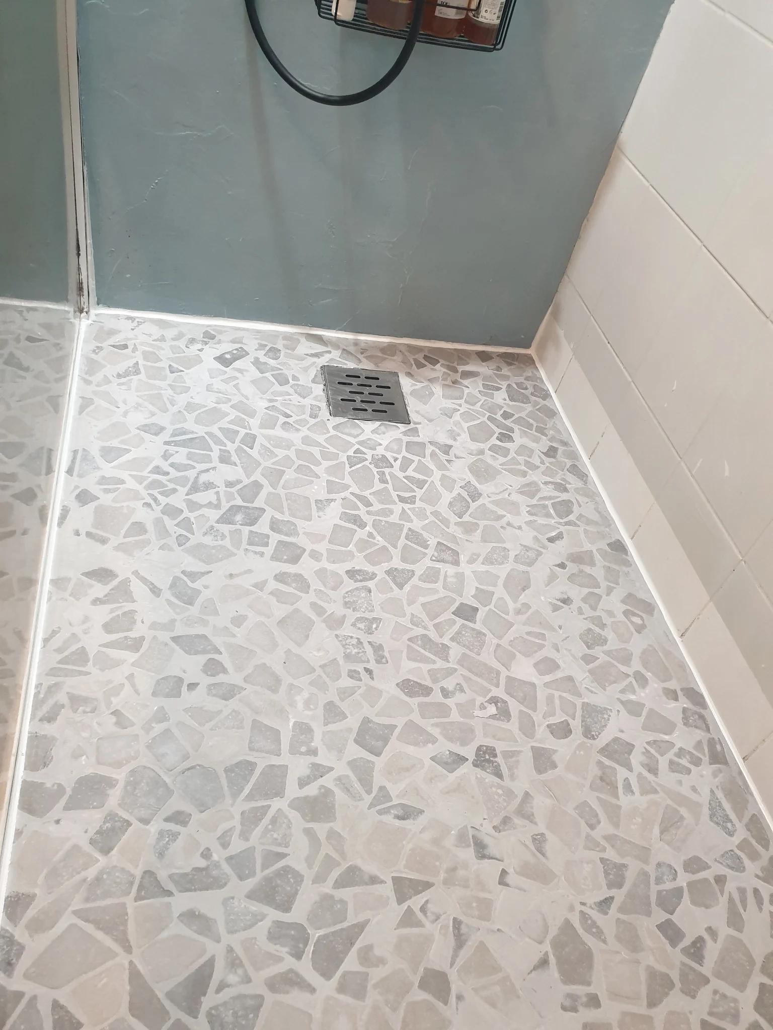 Sol de douche en terrazzo posé de plain-pied après travaux