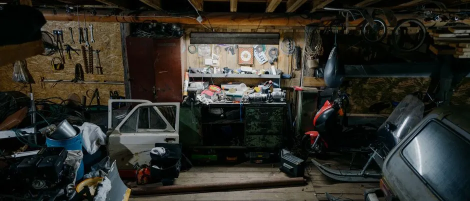 Établi d'atelier avec outils suspendus au mur